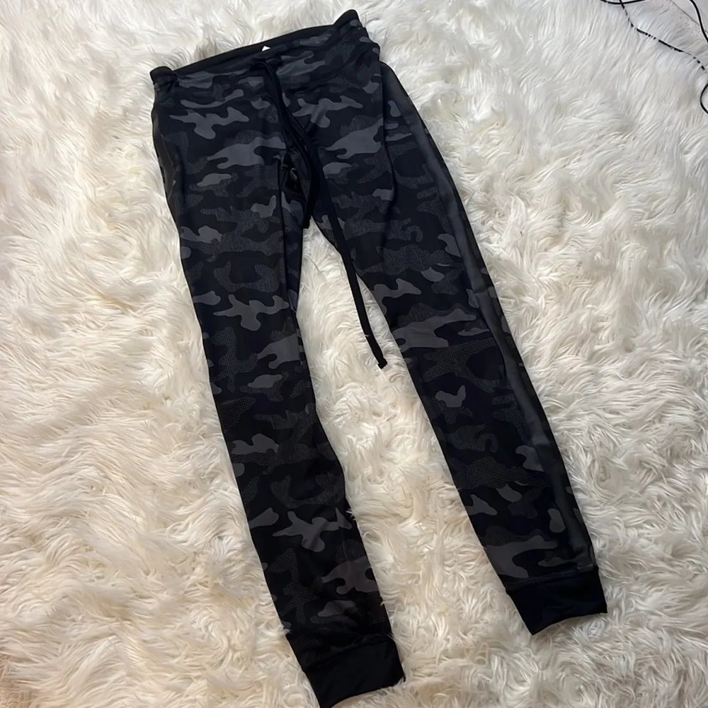 Forever 21  camo legging joggers - Image 2
