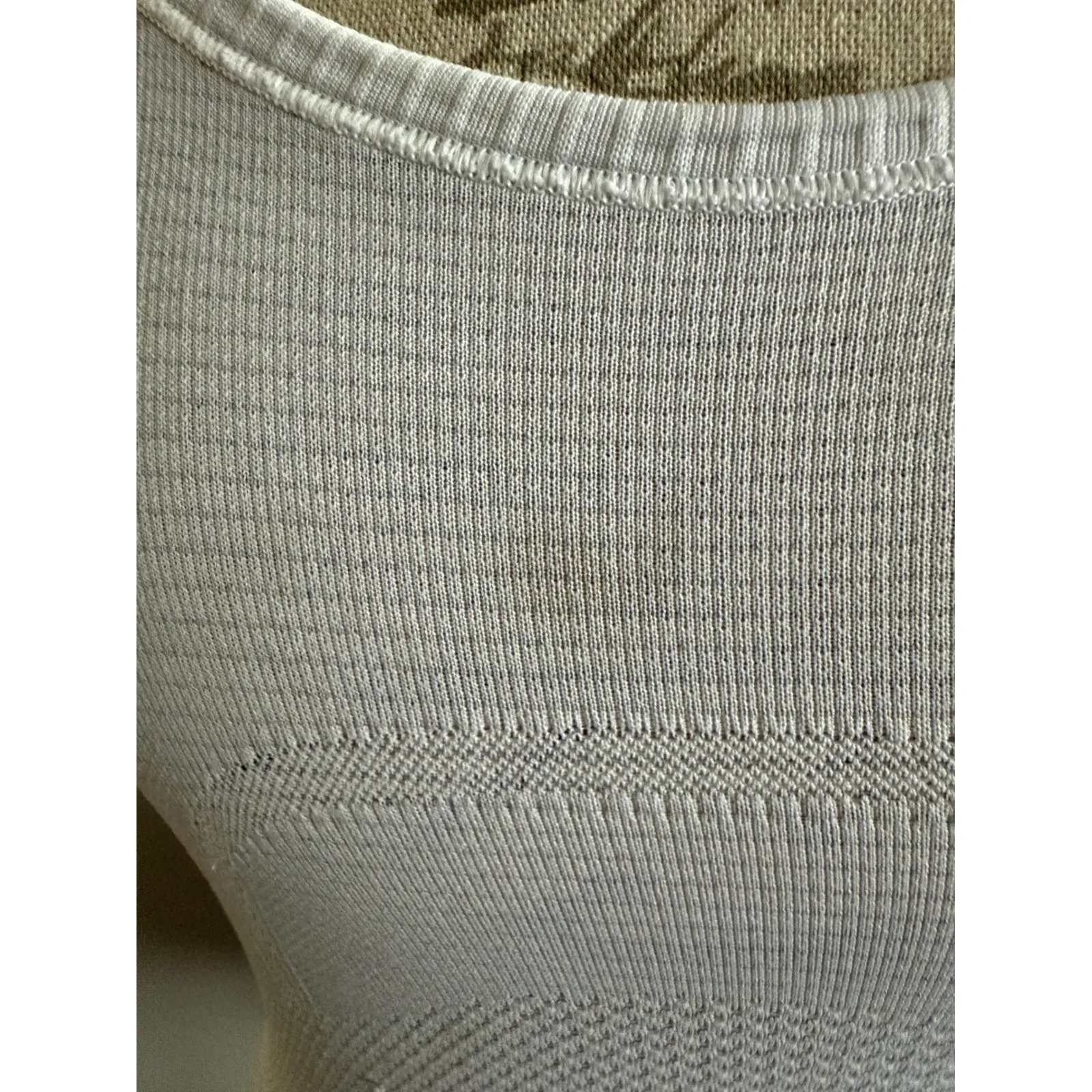 Lululemon White swiftly tank top Activewear Workout Athletic Yoga Women's‎ flaw - Image 6