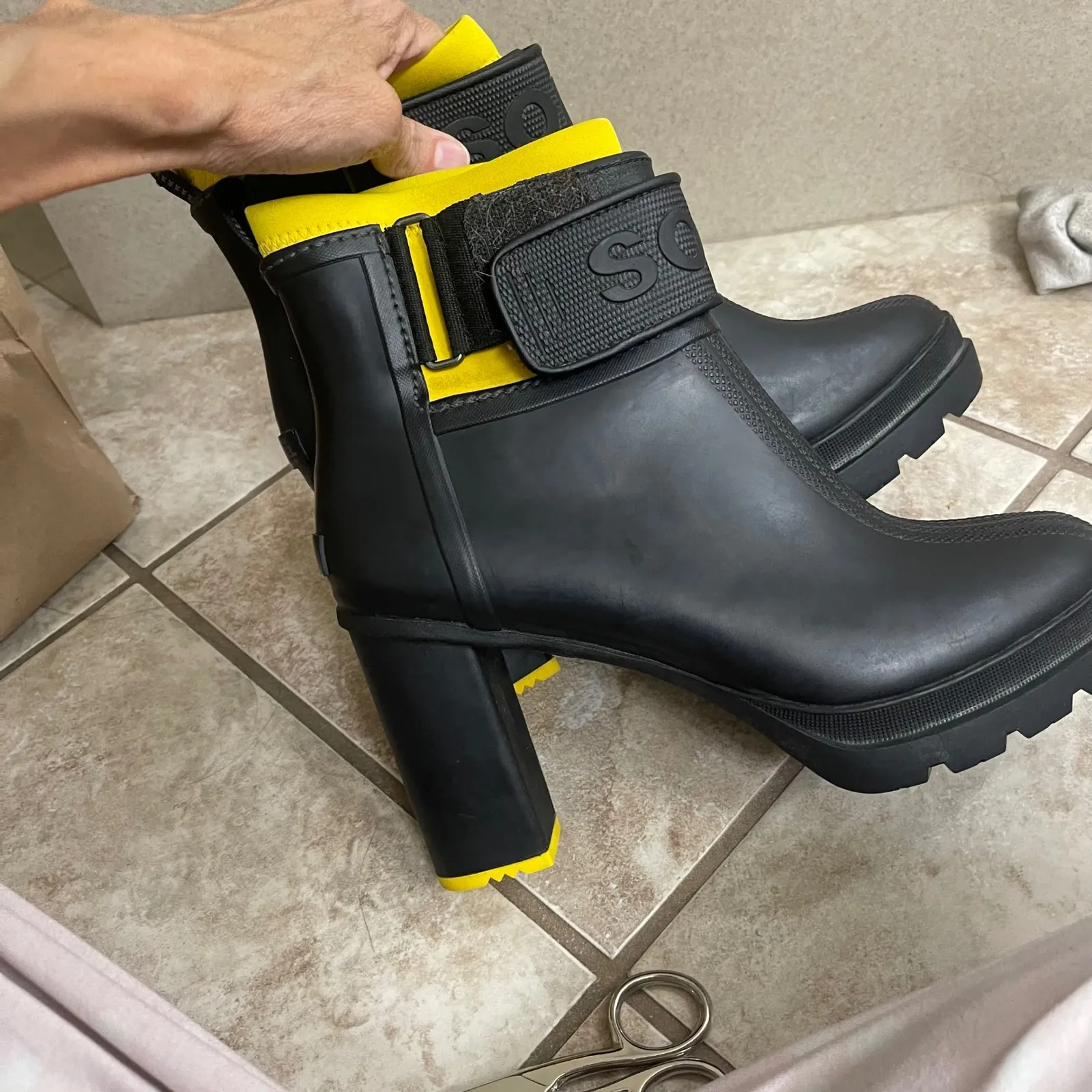 Sorel medina III Black Yellow Heeled Ankle Rain Boots Women's SZ 10 Waterproof - Image 3