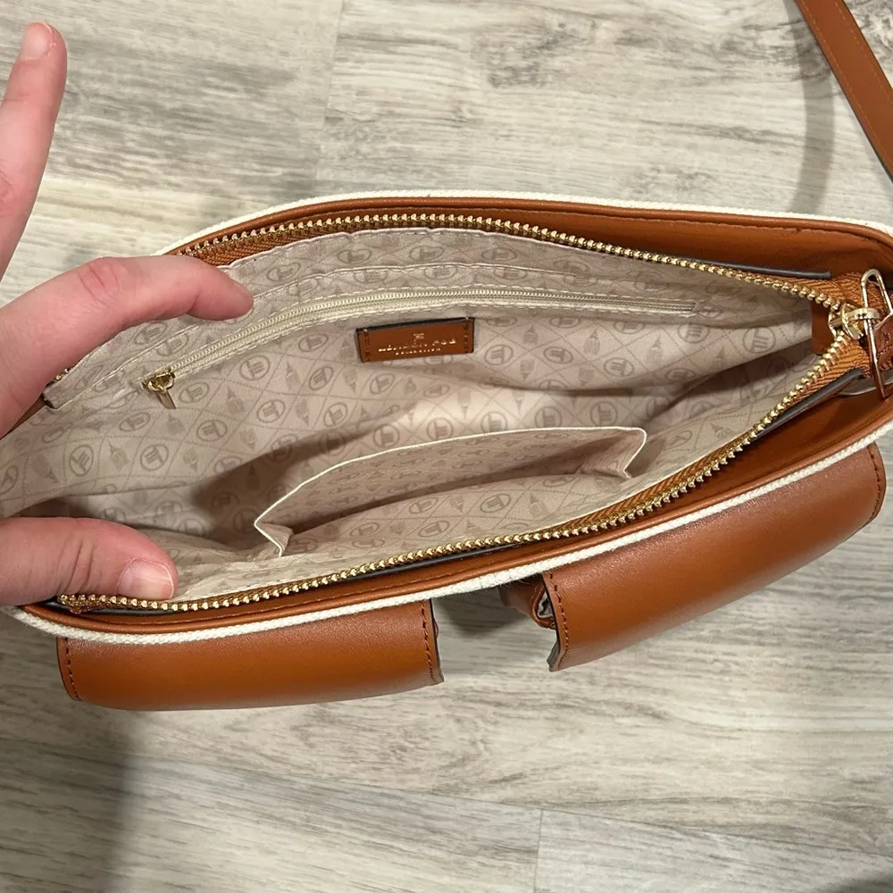 NEW London Fog Evelyn Medium Crossbody Purse Bag Cream Canvas Tan Faux Leather - Image 5