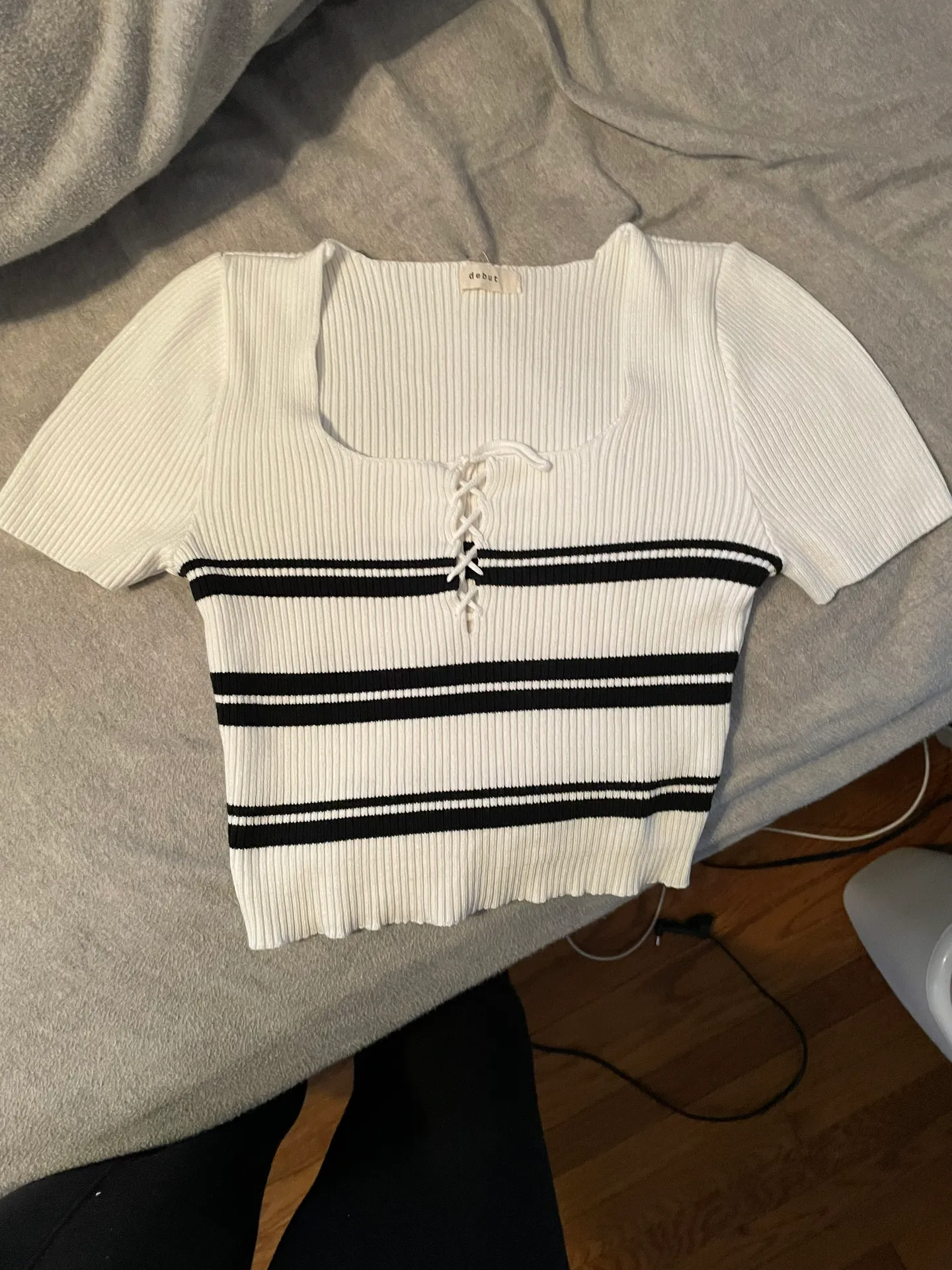 Debut Short Sleeve Cropped Sweater Top - Image 3