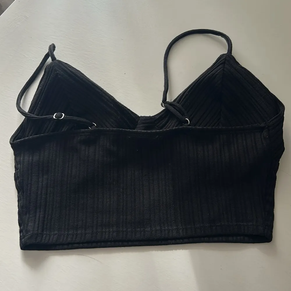 Black Ribbed Padded Crop Top - Image 4