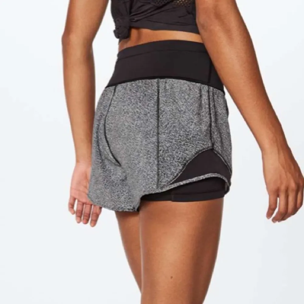 Lululemon Hotty Hot Short Naked 4" Fractal Alpine White Black - Image 7