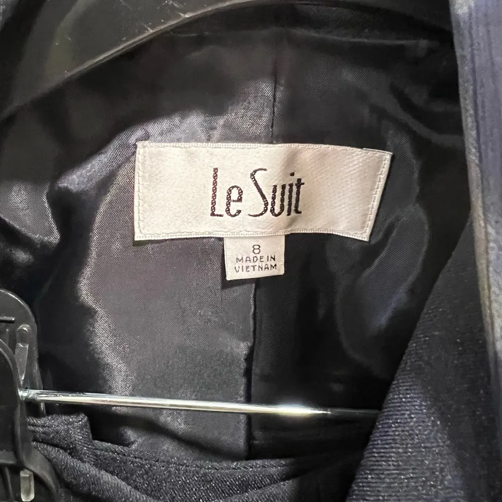 Le Suit Pant Suit Size 8 Navy Blue Jacket/pants/scarf Suit. NWT - Image 5