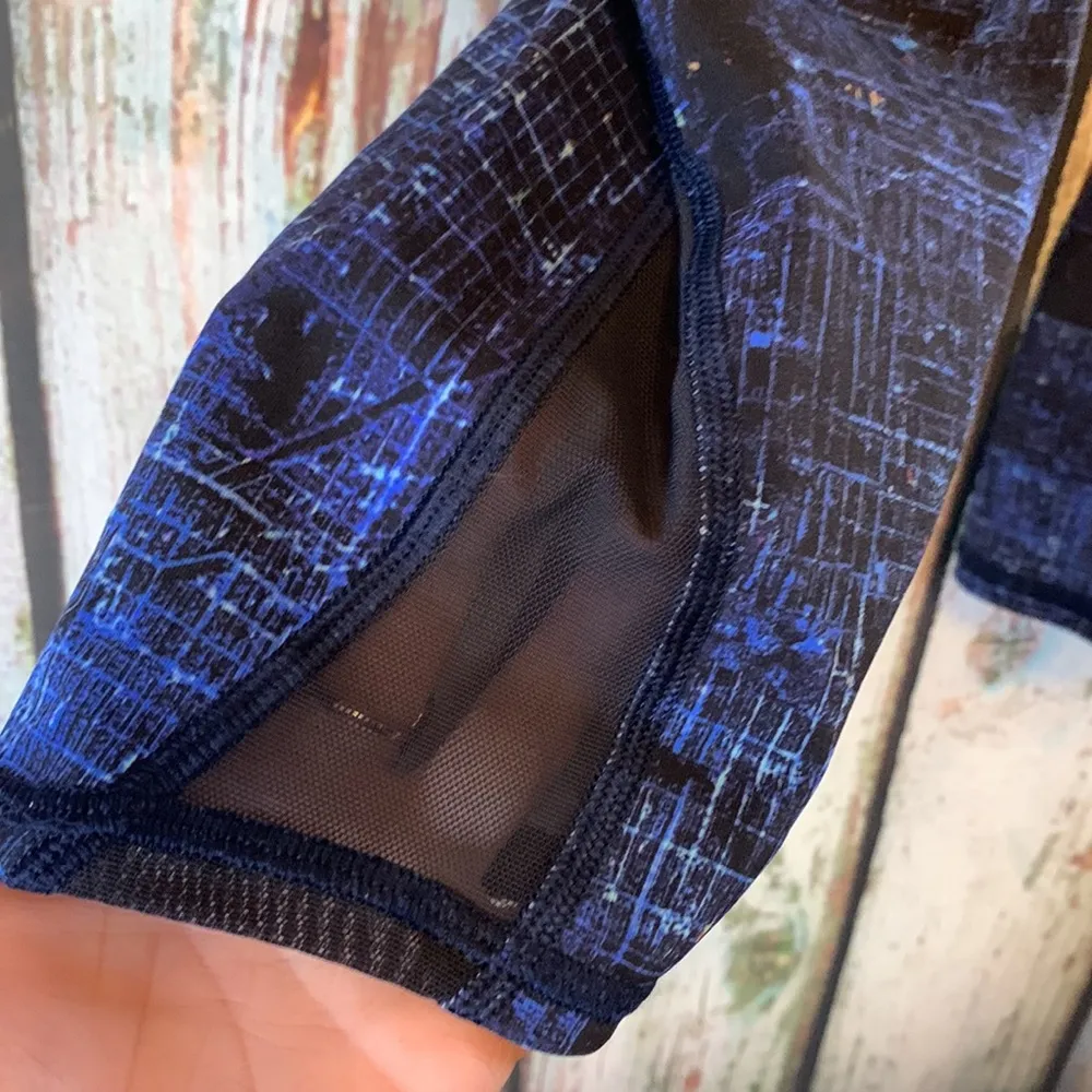 Lululemon Blue Print Capri Leggings Size 6 - Image 7