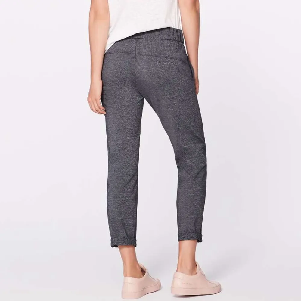 Lululemon On The Fly Pant 28" Heathered Gray Black Pull On Size 6 - Image 2