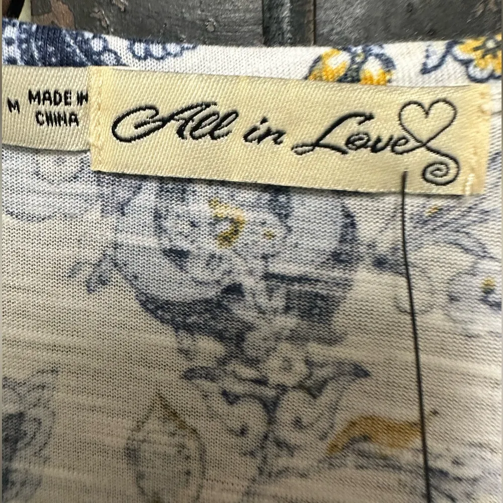 All in Love short key hole sleeve top Size M - Image 3