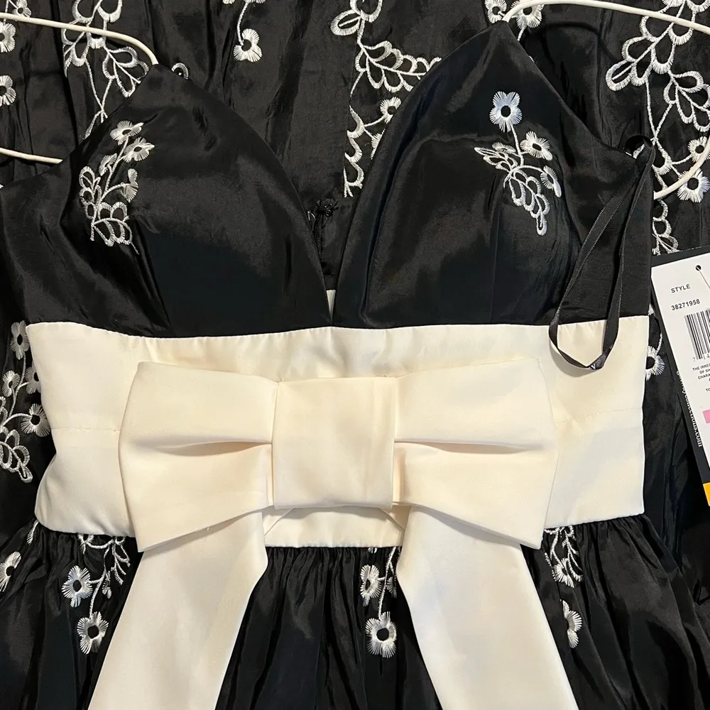 Night Way Collections 6 v neck black ivory eyelet embroidered floral dress lined - Image 4