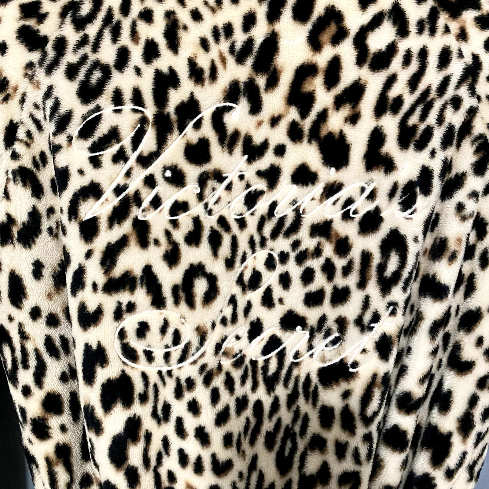 Victoria's Secret Leopard Print Embroidered Logo Plush Cozy Short Robe XS/S - Image 9