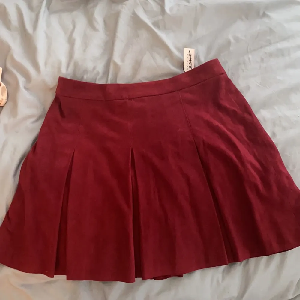 Alice & Olivia Lee Red Pleated Suede Mini Skirt - Image 3