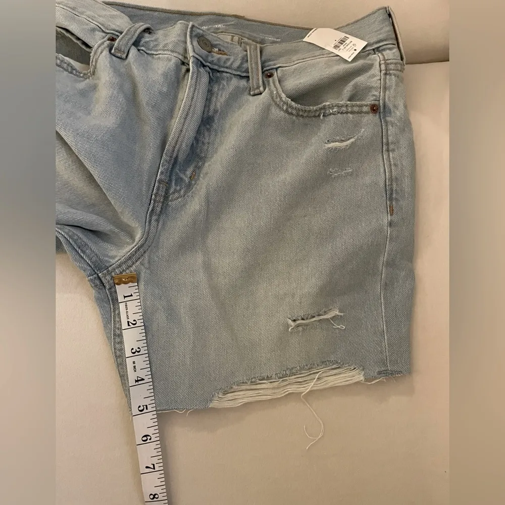 NWT Old Navy HR Distressed Jean Shorts Light Blue Size 4 Slouchy Straight - Image 5