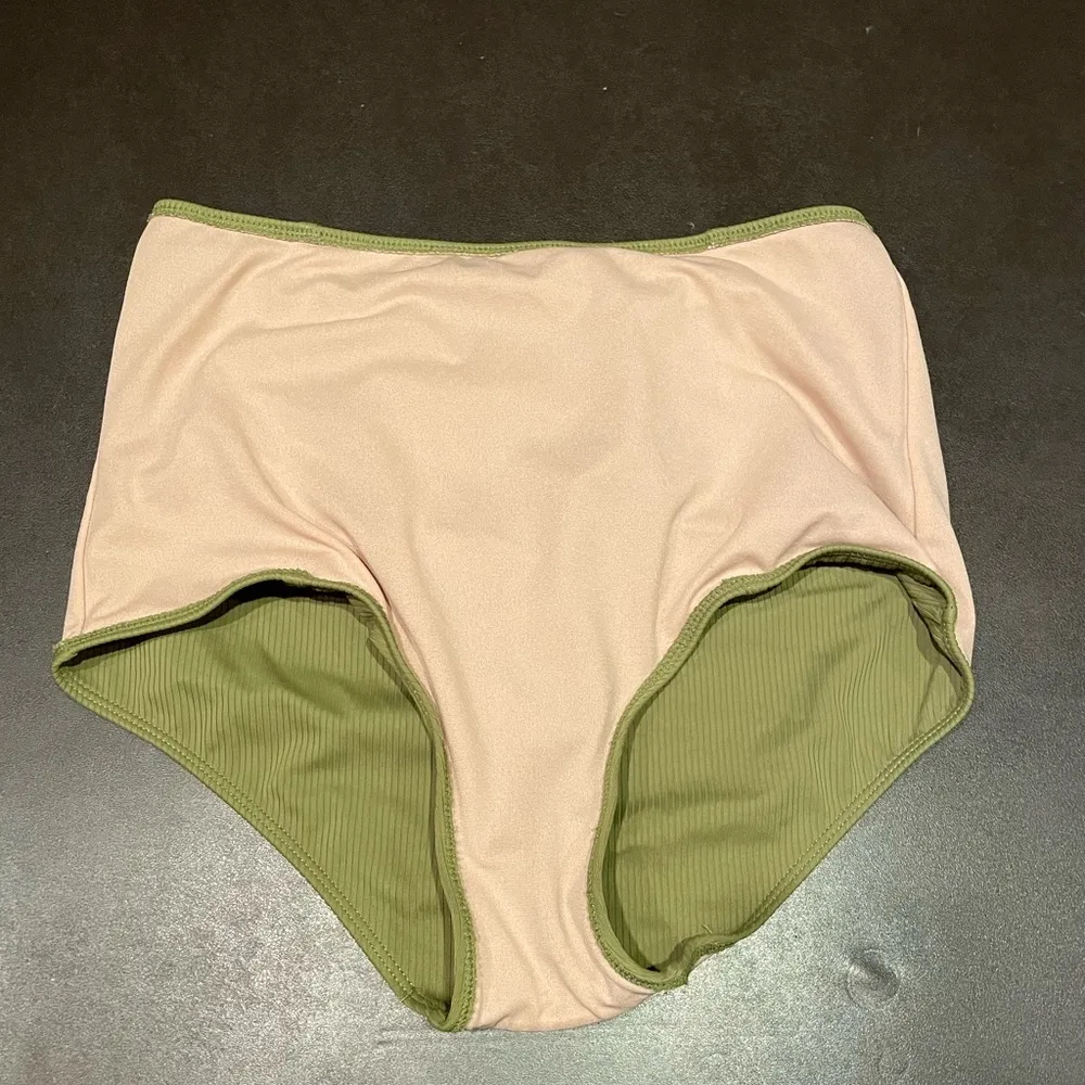 Kortni Jeane ribbed deep olive green ruched front swimsuit bottoms size small - Image 4