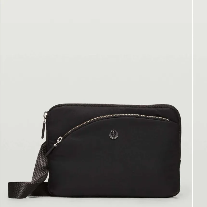 Lululemon Athletica Curved Lines Crossbody Bag
Black - Image 3