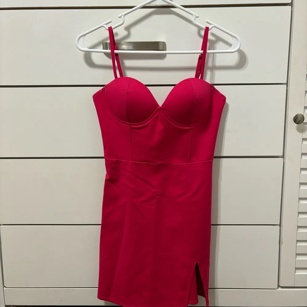 Oliviah Bustier Mini Dress in Hot Pink
SUPERDOWN - Image 2