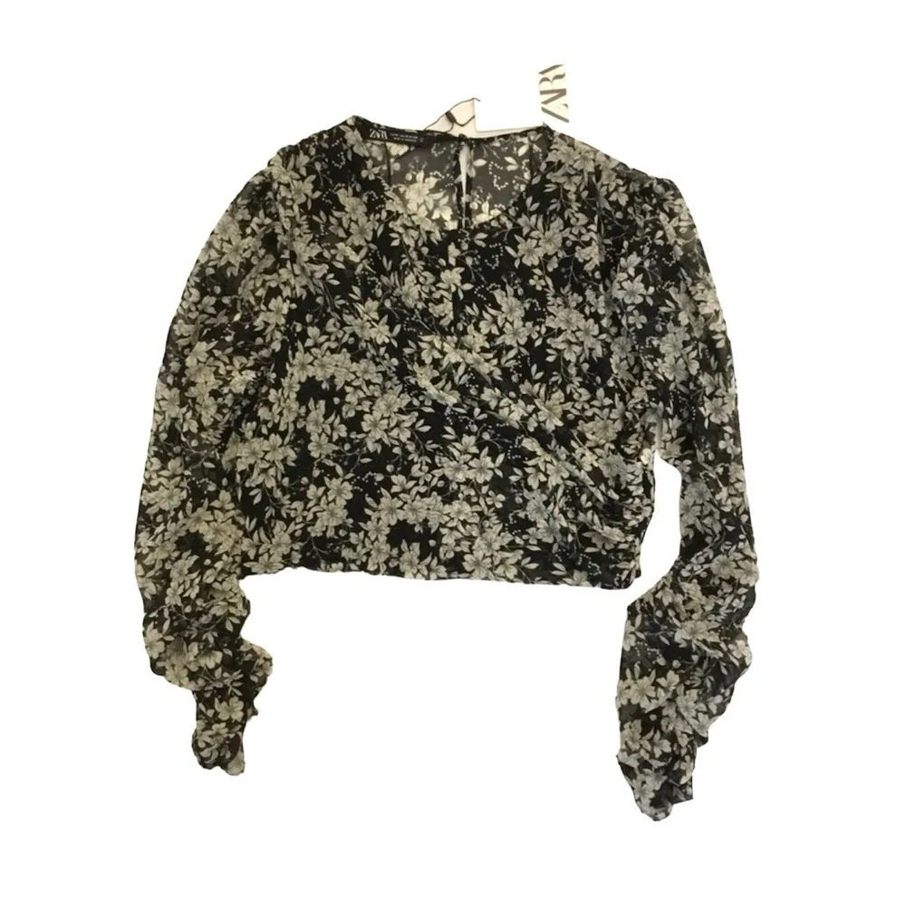 Zara  Black/White Floral Print Cropped Blouse Sz M Women - Image 4