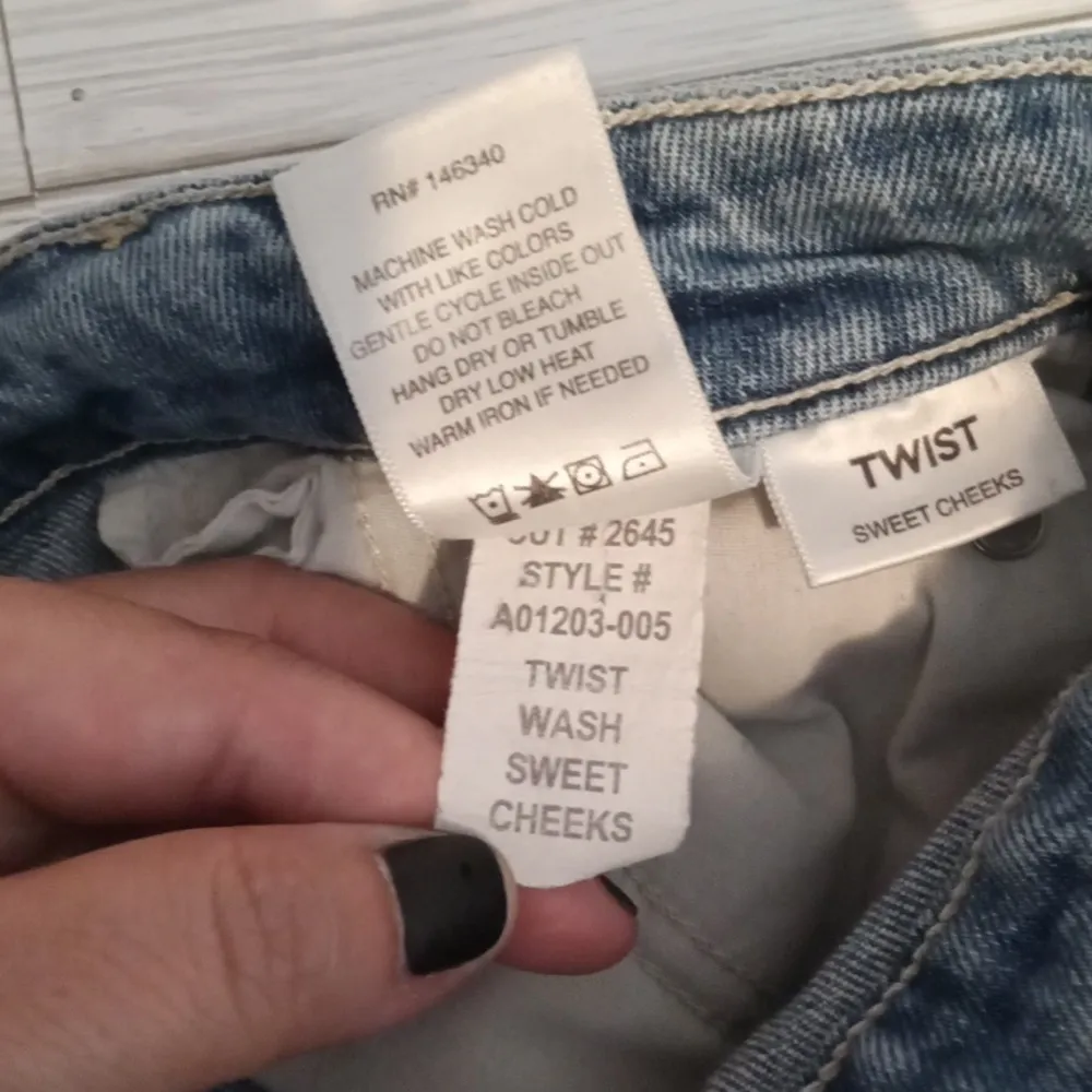 Amo twist in sweet cheeks women's jeans size 30 - Image 8