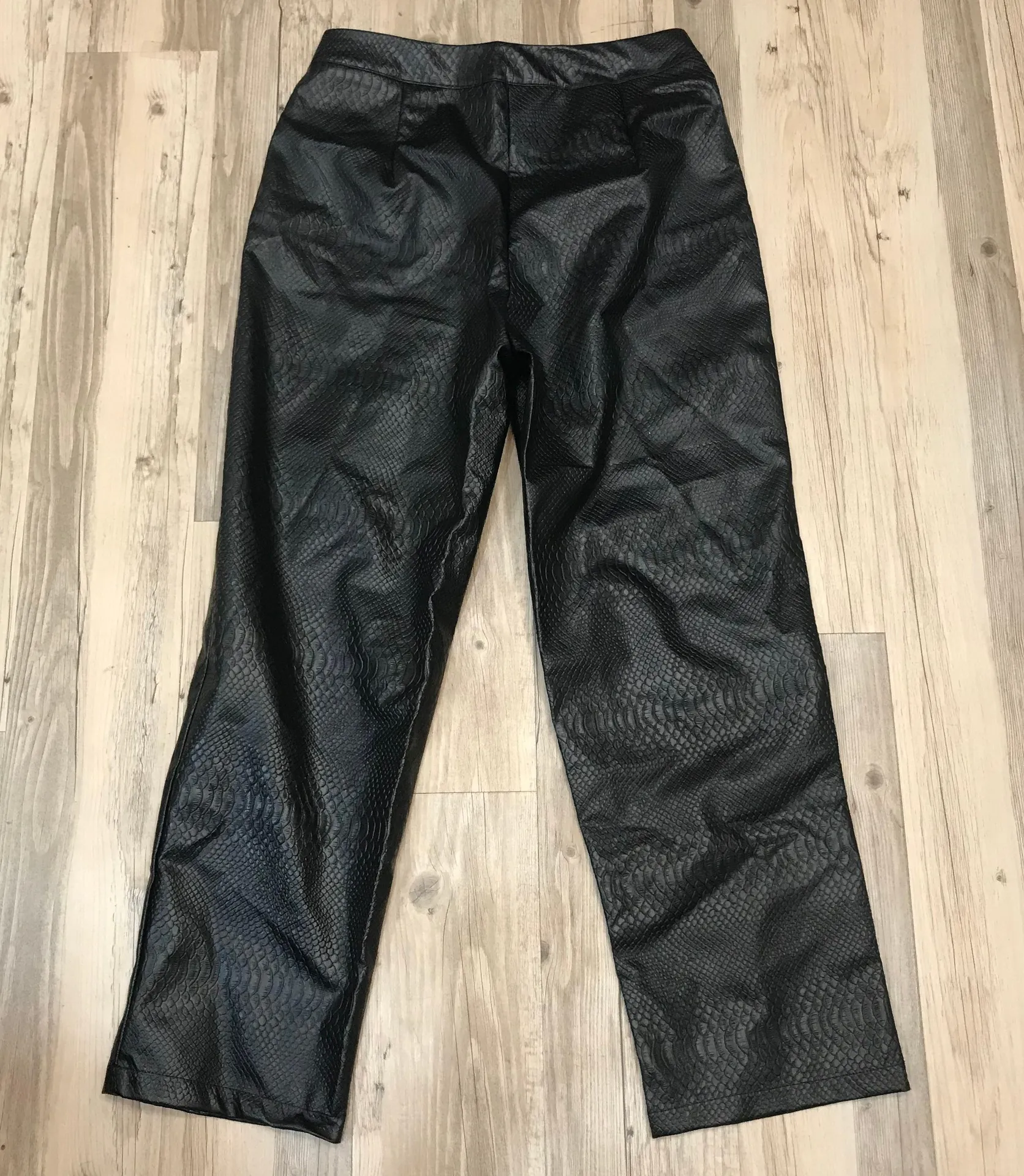 NWT  Black Faux Leather cropped pants sz 6 - Image 3