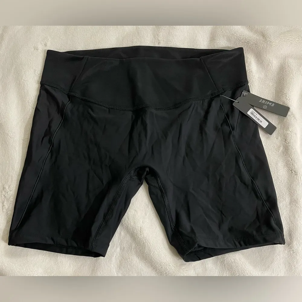 NWT Skims Performance High Waisted Bike Shorts Onyx Color Size M - Image 12