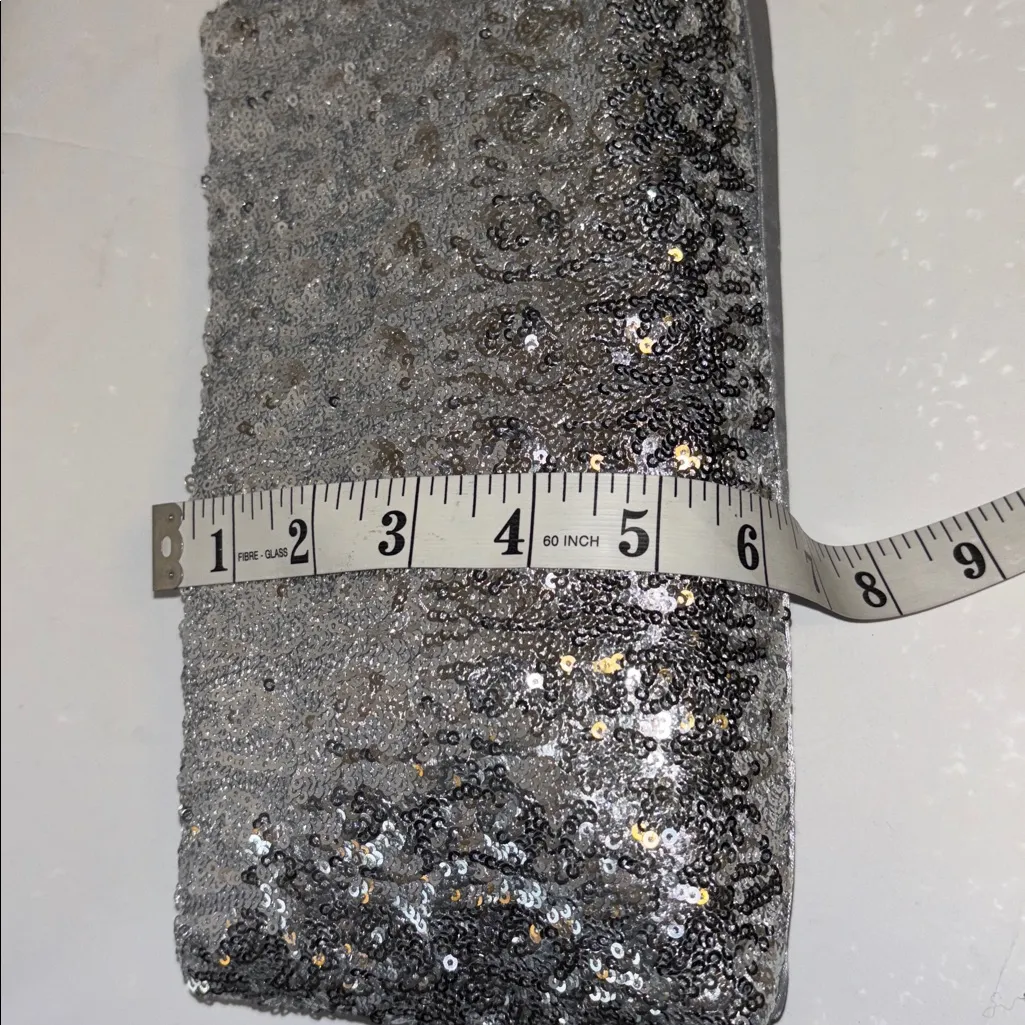 SILVER SEQUINED CLUTCH SNAP CLOSURE
ONE SIDE SILVER SATIN OTHER SIDE SEQUINED - Image 9