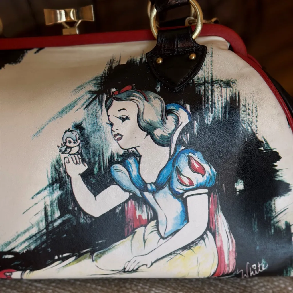 Isabella Fiore rare Snow White purse/handbag with beautiful bow chain - Image 3