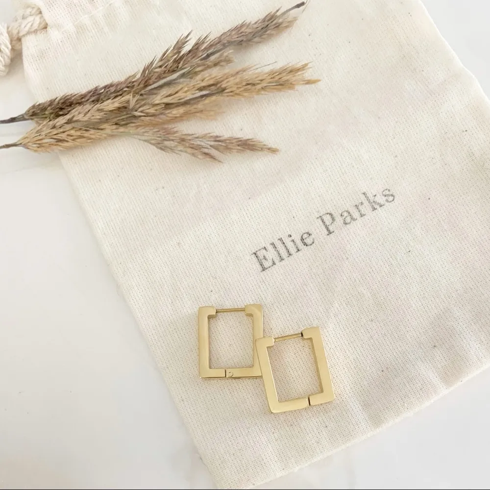 18k Gold Square Hoop Statement Earrings - Image 5