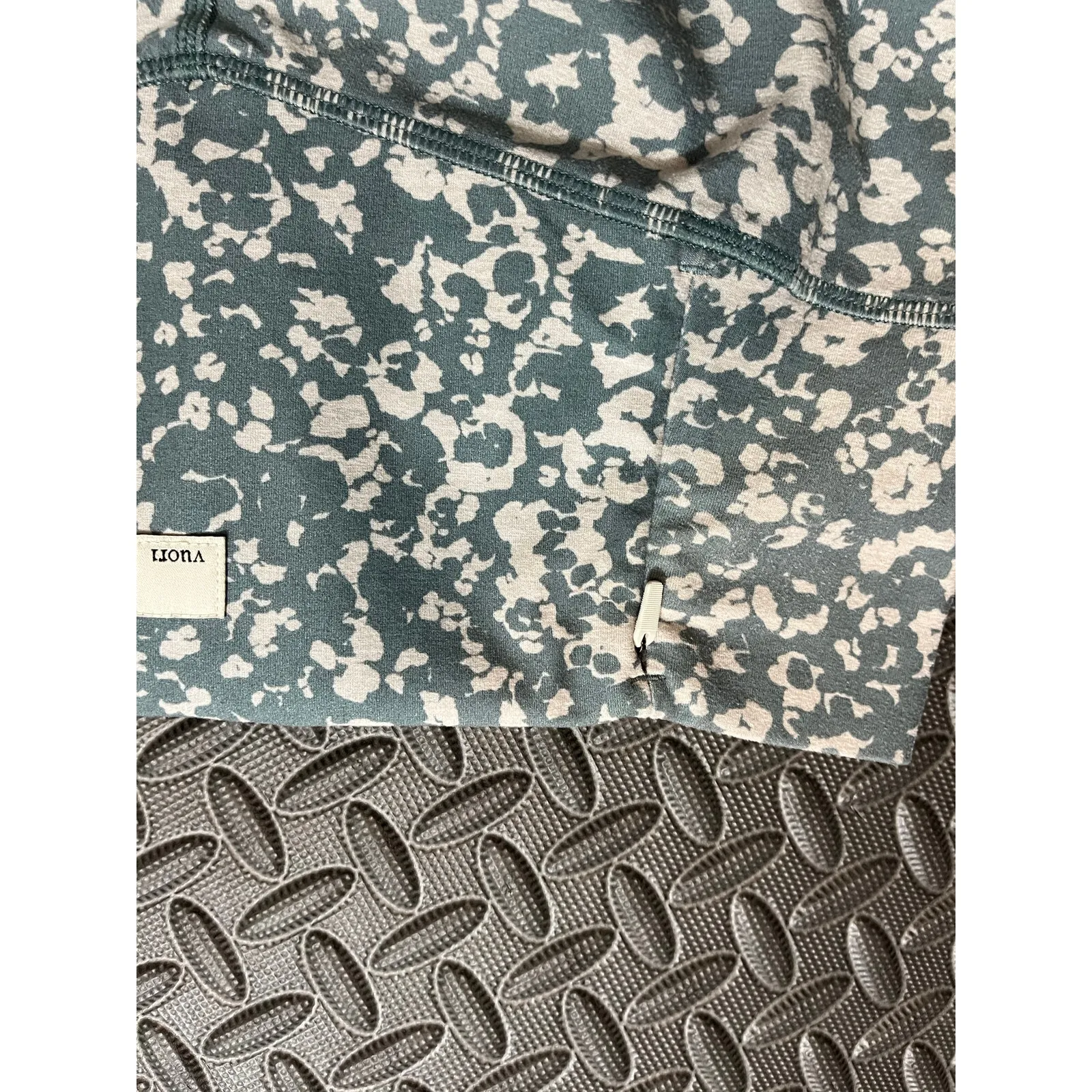 Vuori Women’s Clean Elevation Legging “Light Stone‎ Bloom” Athletic Size Large - Image 7