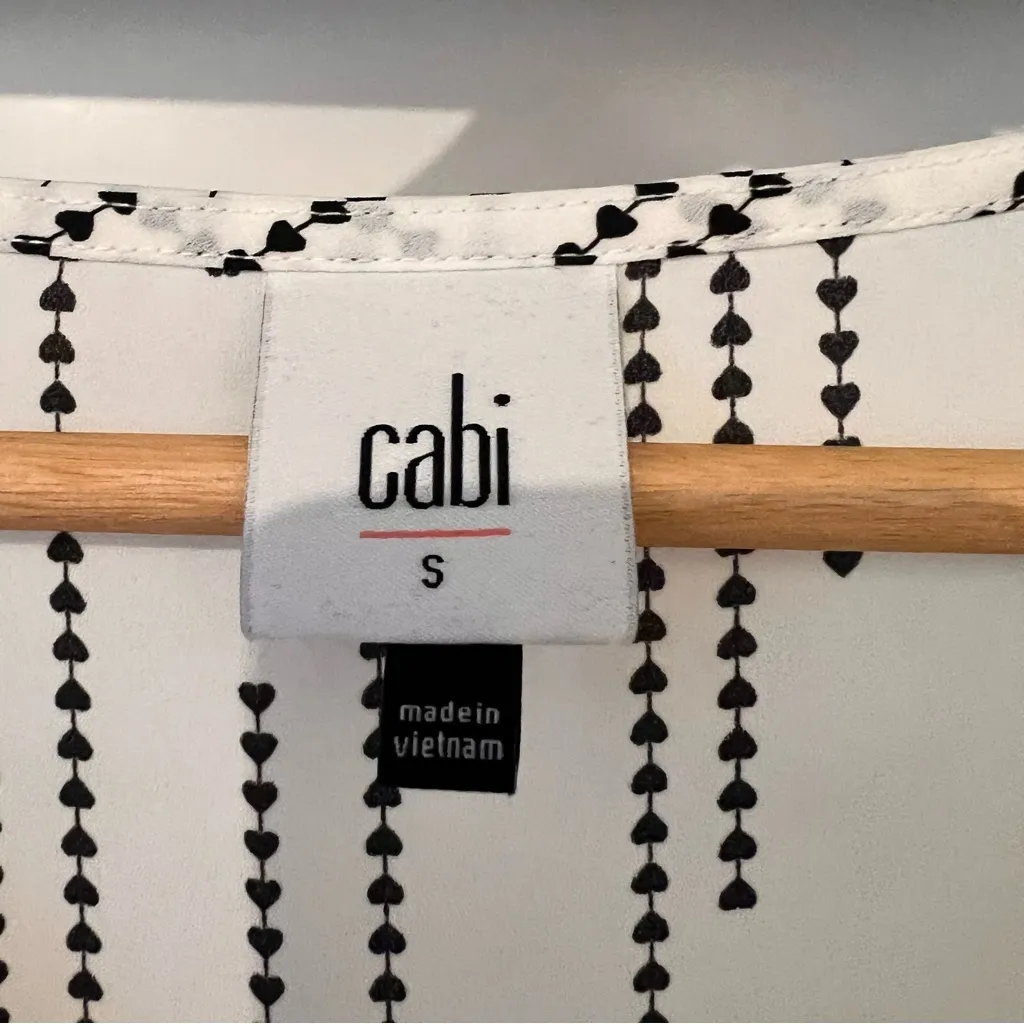 Cabi Devoted White and Black Heart Patterned Blouse V-Neck Ruched Sleeves - Image 2