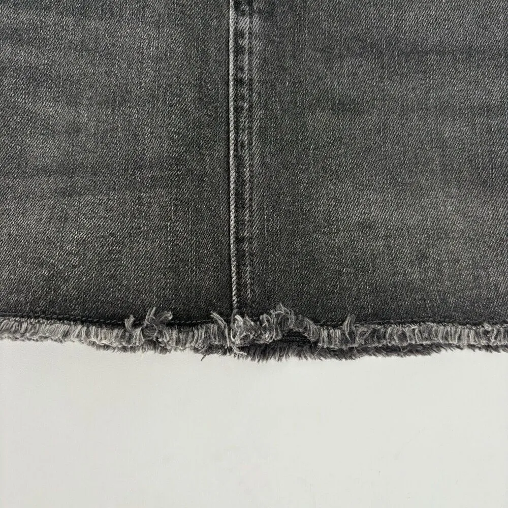 Women’s Levi’s Black/Gray Denim Raw Hem Medium Wash Size 28 - Image 9