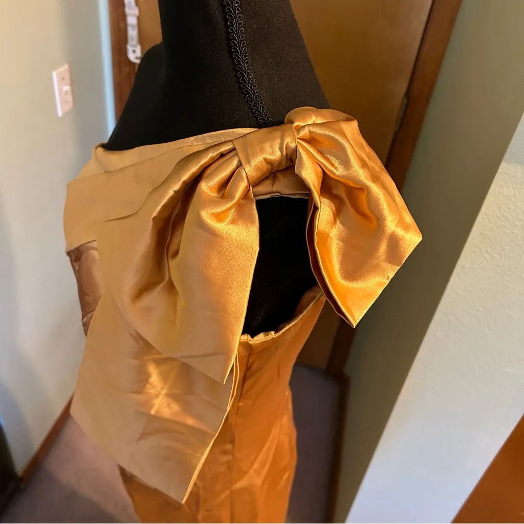 NWOT gold satin one shoulder prom dress with bow on shoulder back slit size 8 - Image 5