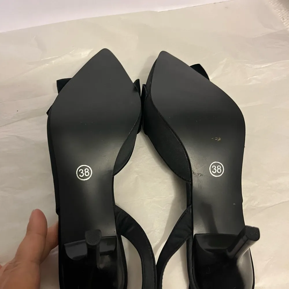 FASHION (38) BLACK SATIN SLING BACK WITH FLOWER ON TOP NWOT Size 7 - Image 5