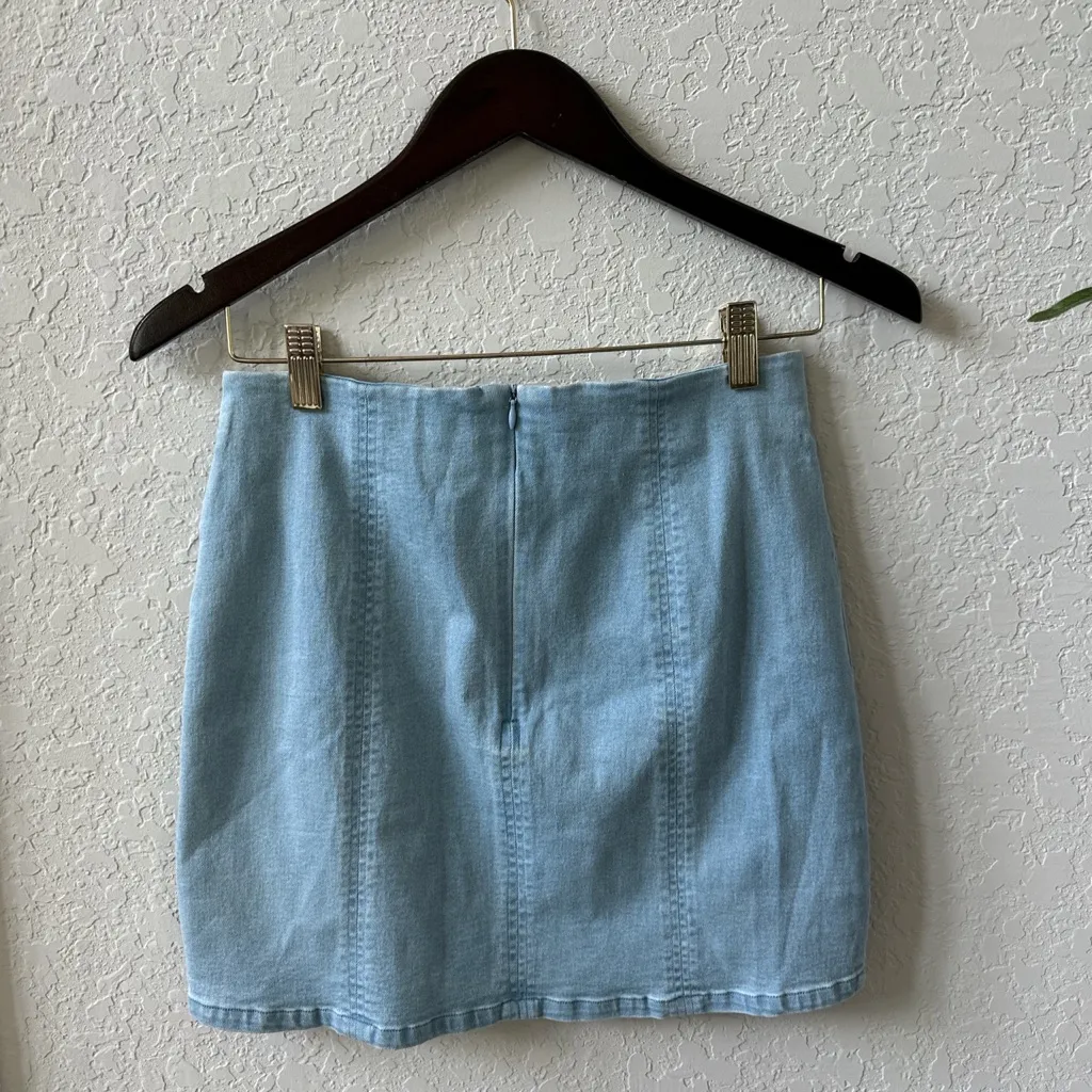 Tilly’s Women’s Le Lis Collection Classic Denim Light Wash Mini Skirt Size Small - Image 3