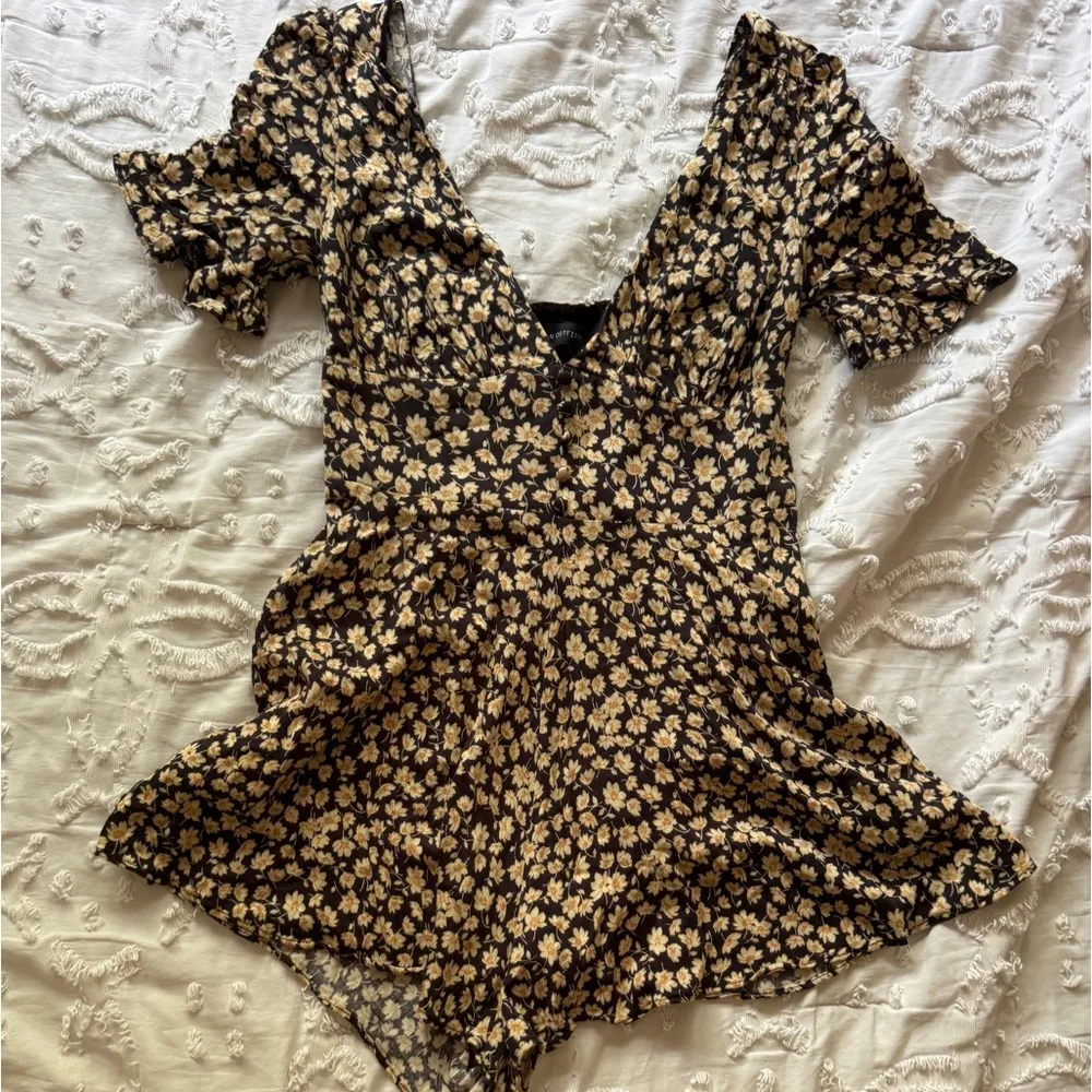XS YELLOW AND BLACK FLORAL ROMPER JUMPSUIT V NECK - Image 3