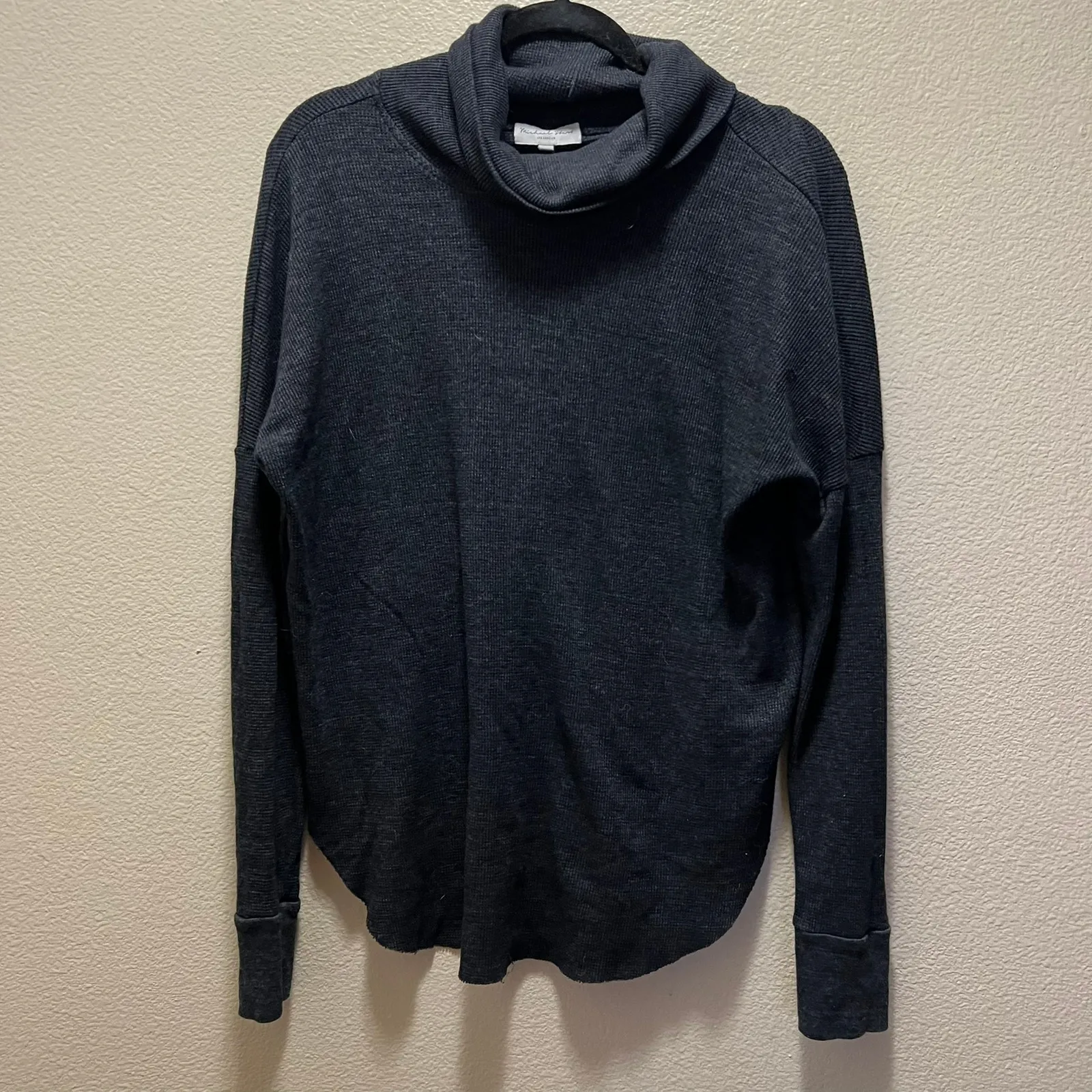 Michael Stars Los Angeles Grey Waffle Knit Cowl Neck Rounded Sweater Size Medium - Image 2