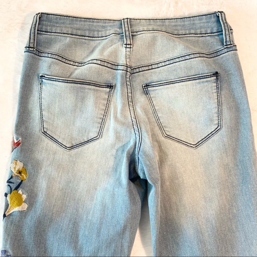 Universal Thread Floral Embroidered Jeans Size 00/24R - Image 9