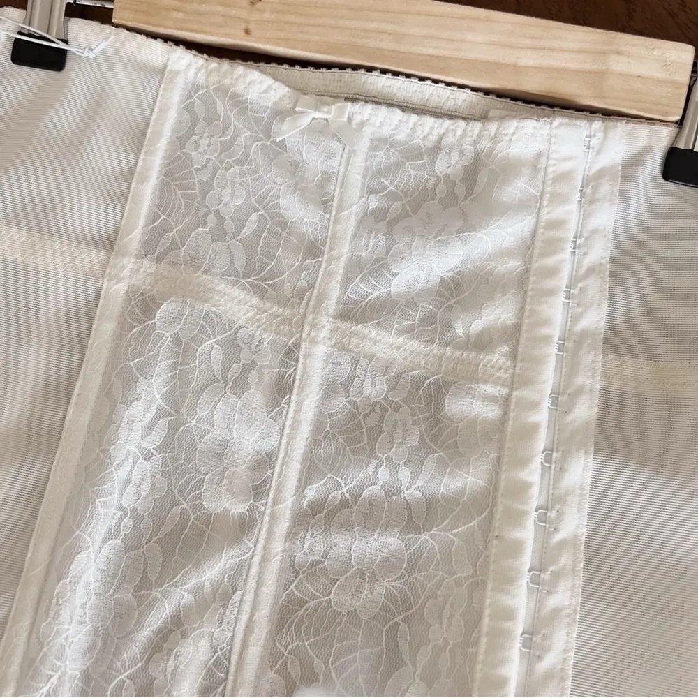VINTAGE WHITE LACE SHAPE WEAR Size 6 - Image 2