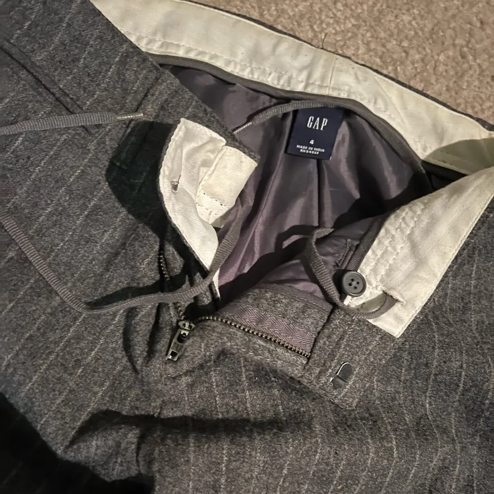 Womens gray white striped Capri pants - Image 4