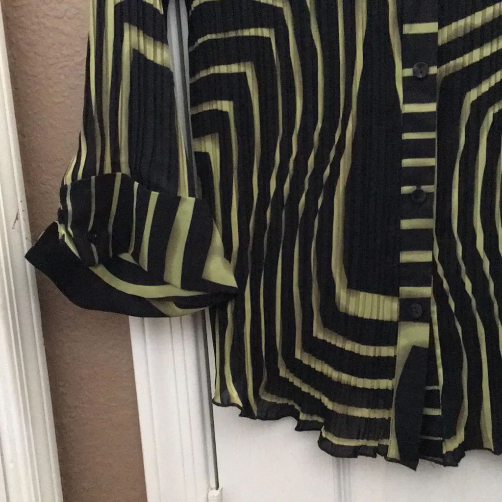 FINAL MARKDOWN Ladies’ E. K. Designs Unique crinkle blouse (L) Size L - Image 4