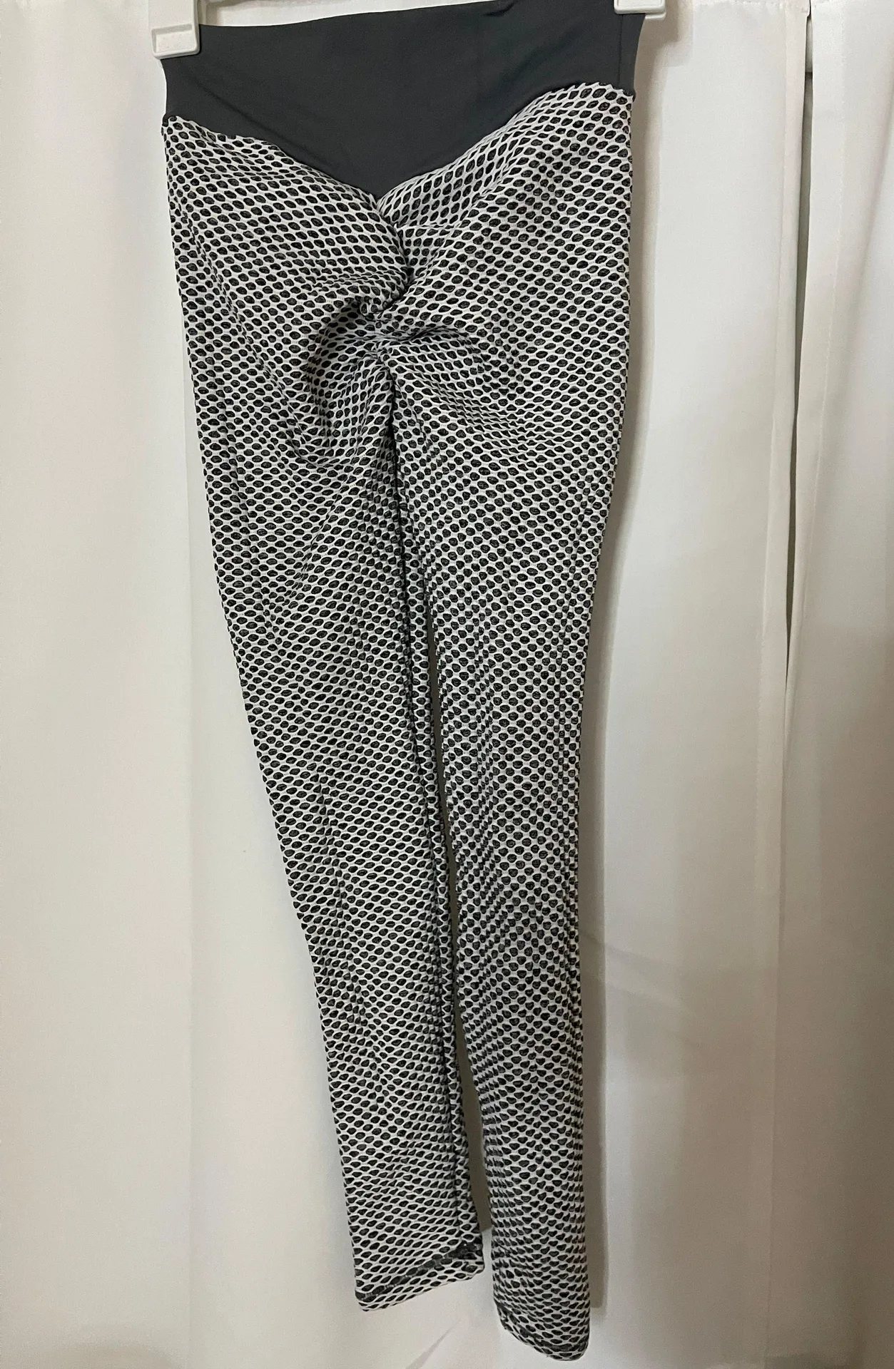 Scrunched Butt Leggings in Gray Workout - Image 2