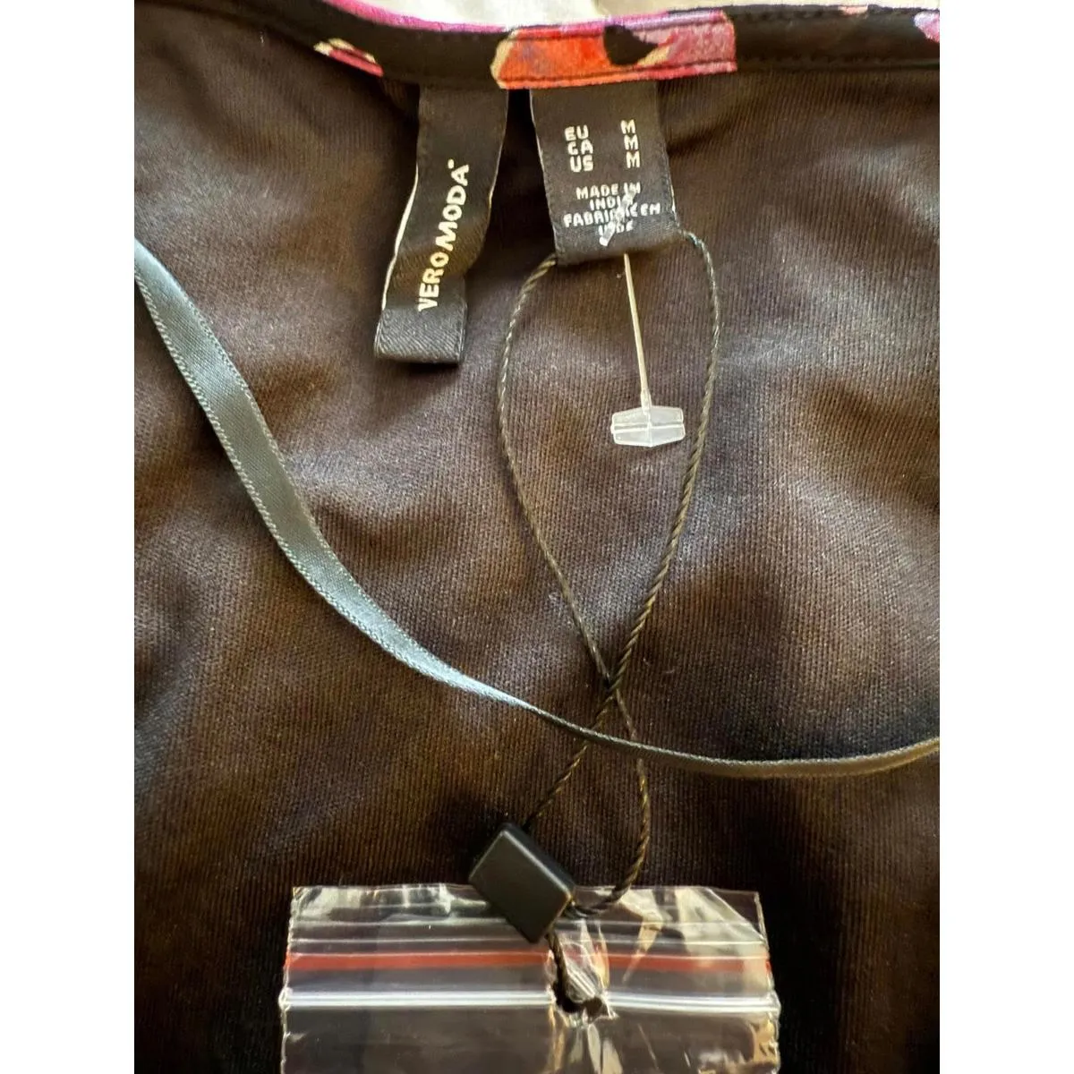 NEW Vero Moda Women's Crop Top Blouse Medium Black Coral Smocked Abstract Floral - Image 6