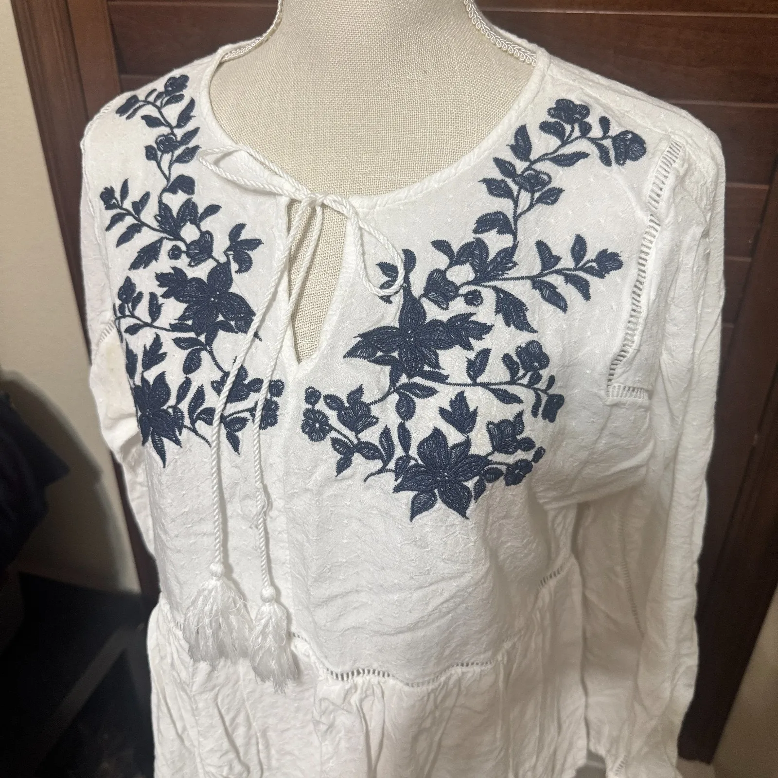 En Creme Embroidered Top Blouse White Tassel Tie Front sz M Peasant Boho Size M - Image 2
