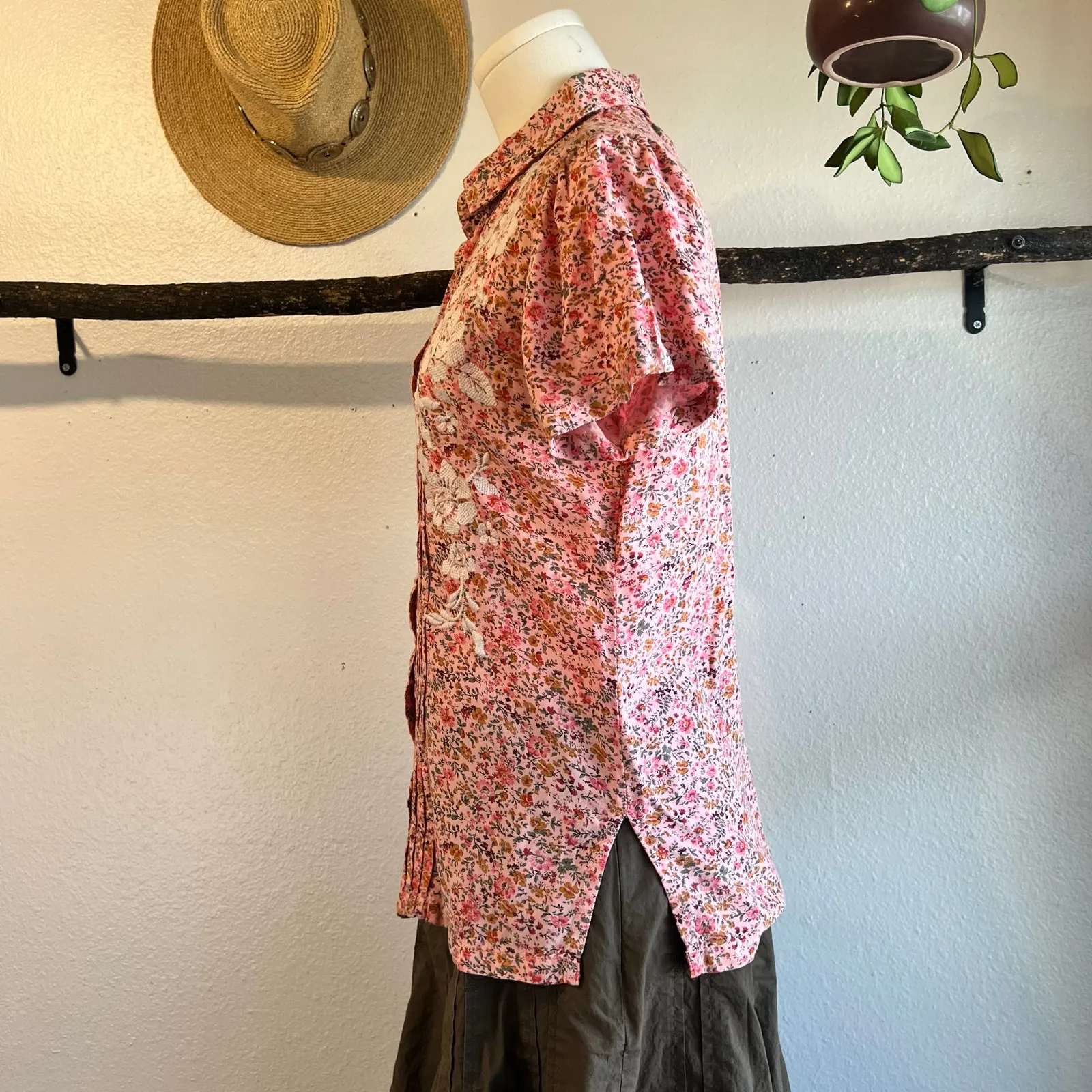 Avani Del Amour Embroidered Floral Pink Short Sleeve Button Blouse Size Small - Image 4