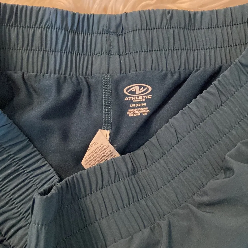 Athletic Works  Shorts size L with two pockets on each side with zippers - Image 9