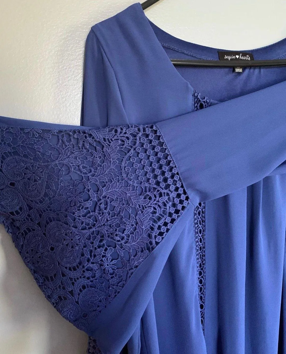 Statement Sleeve Lace Dress - Image 3