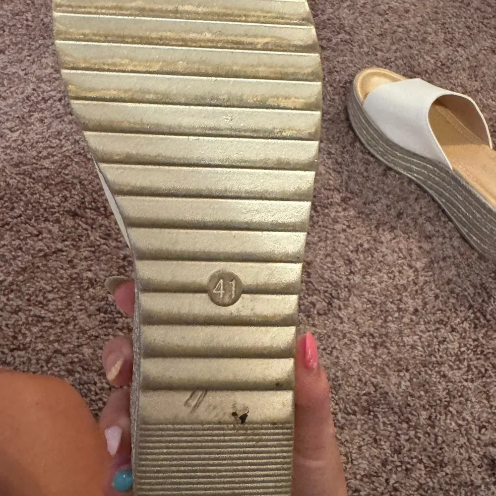 Women's White Wedge Sandals Size 7.5 - Image 3