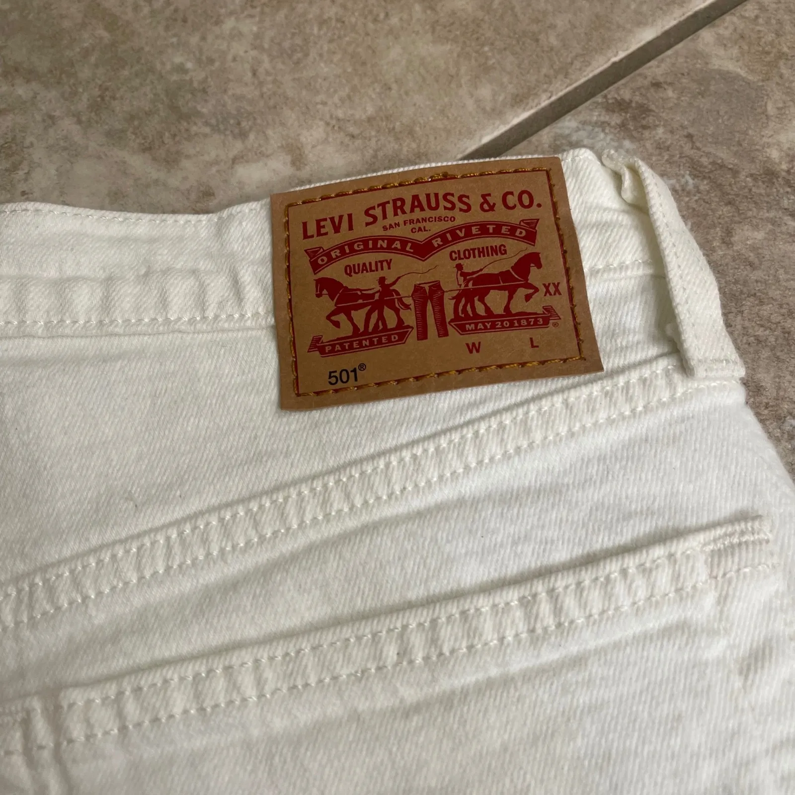Levi Strauss Co 501 White Denim Cutoff Shorts Button Fly Raw Hem Womens Sz large - Image 5