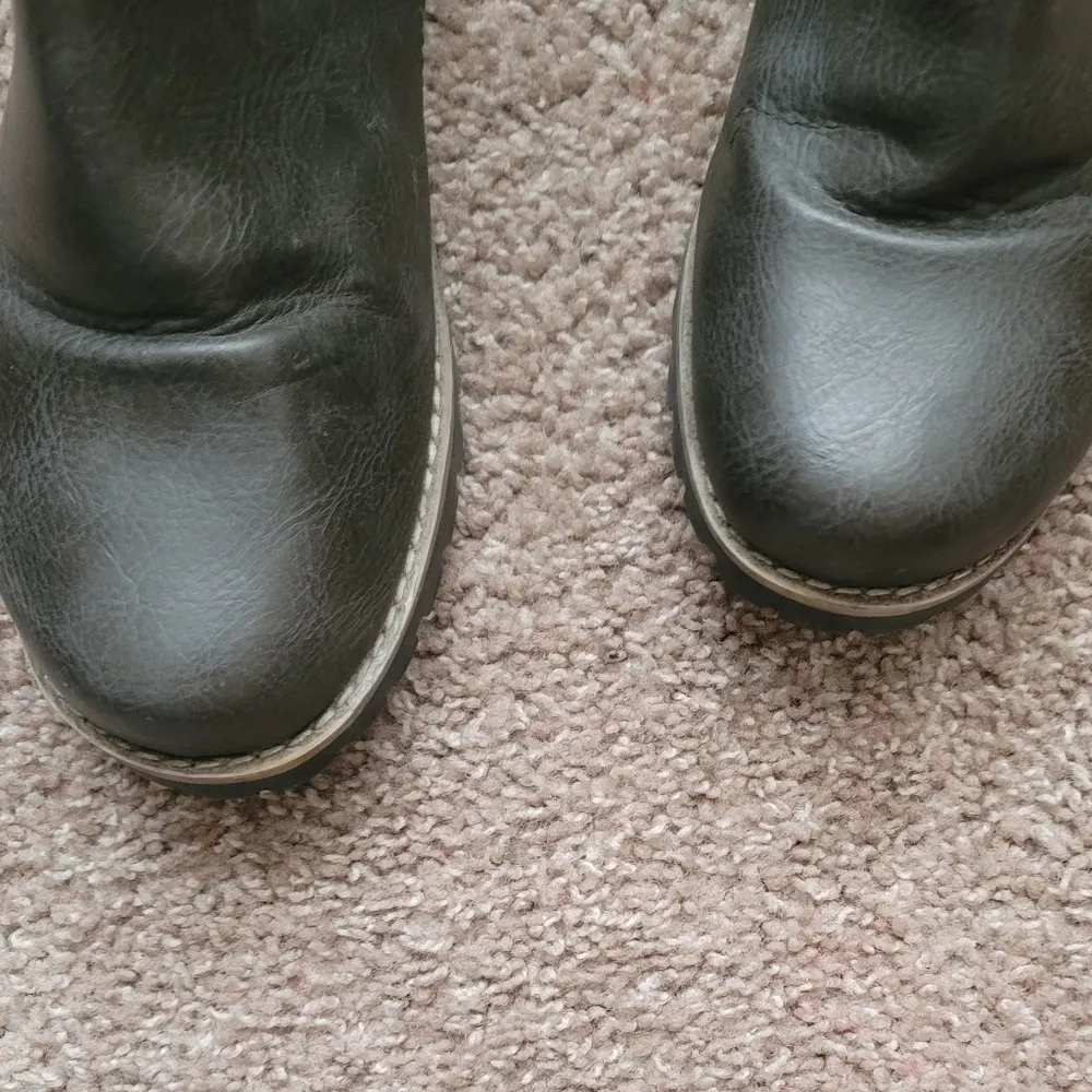 Cliffs by White Mountain Short Almond Toe Gray Faux Fur Leather Boots 9 - Image 6