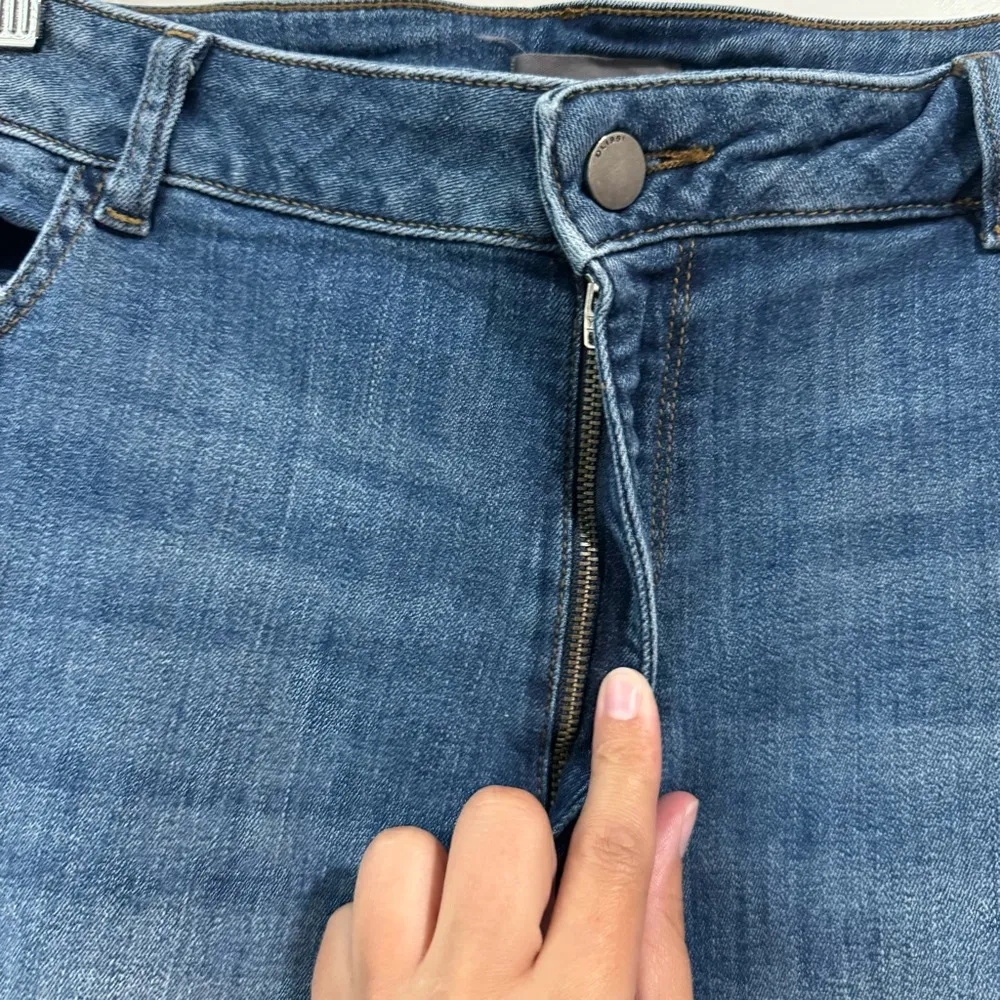 DL1961 Lightly Distressed Denim Shorts 22W - Image 6