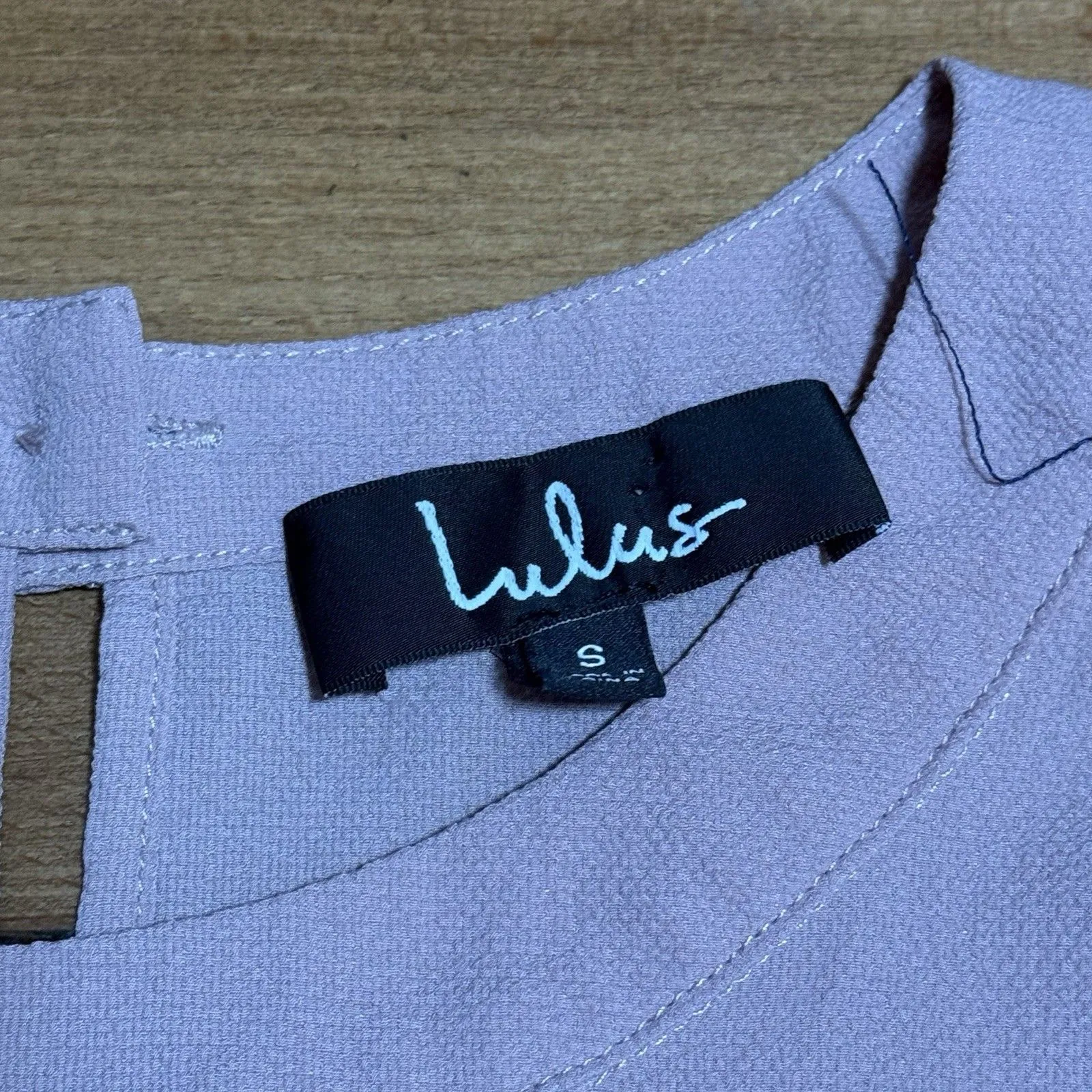 Lulus Lisa Marie Mauve embroidered sleeve blouse Size Small - Image 9