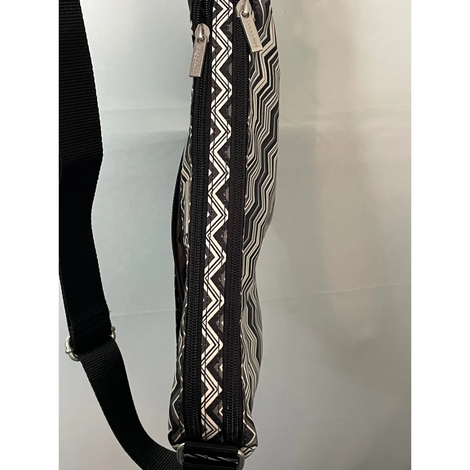 Baggallini Chevron Zigzag Pattern Crossbody Bag Black White Tan Shoulder Bag - Image 6