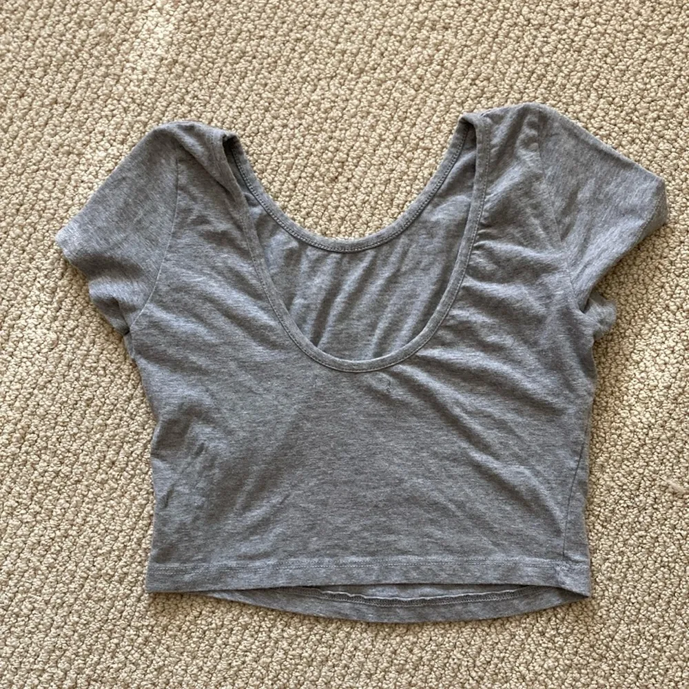 Brandy Melville Grey Crop Top Shirt Scoop Neck Fitted Baby Tee T-Shirt One Size - Image 6